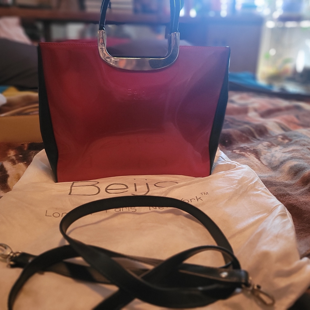 Beijo Red Tote with Structured Shape and Detachable Handle